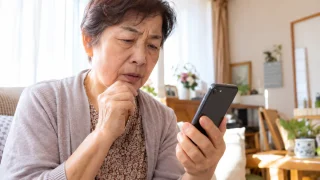 スマートフォンのLINE通知が鳴らず困っている様子のイメージ