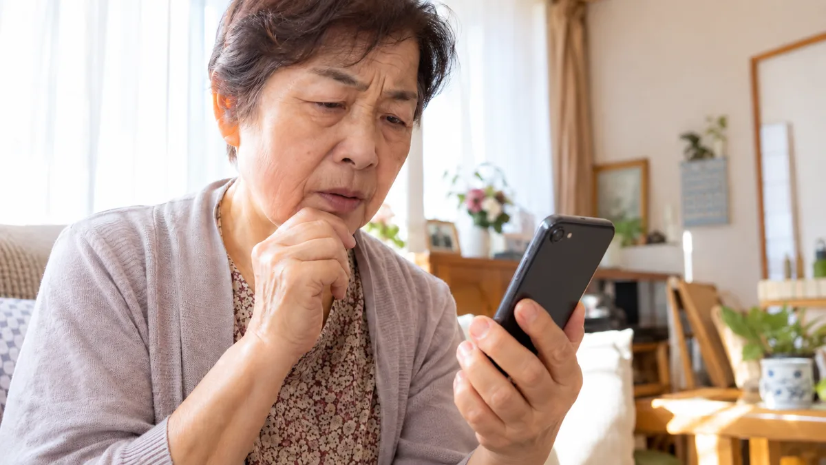 スマートフォンのLINE通知が鳴らず困っている様子のイメージ